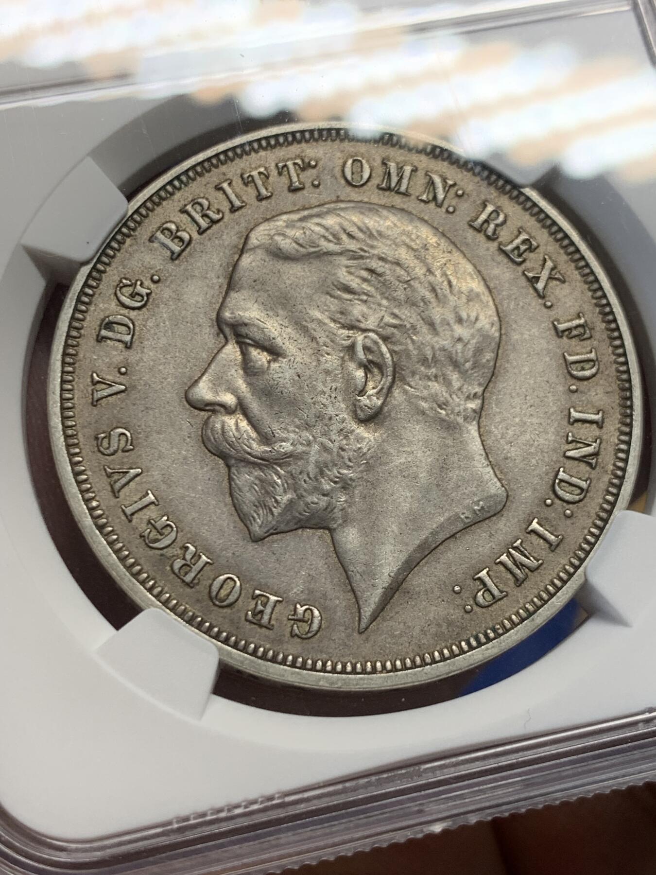 《竞宝斋》第407场 周日，周一，2场连拍 （全场包邮） NGC AU58 英国1935年乔治五世木马剑克朗大银币，铁灰色包浆，不错的状态。