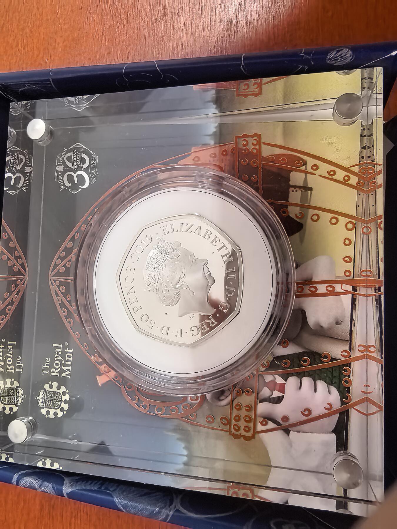 长老汇蛇年精选第三十二场拍卖 2019英国无敌掌门狗30周年50便士彩色七边精制银币，水晶盒，925银，2.5万枚