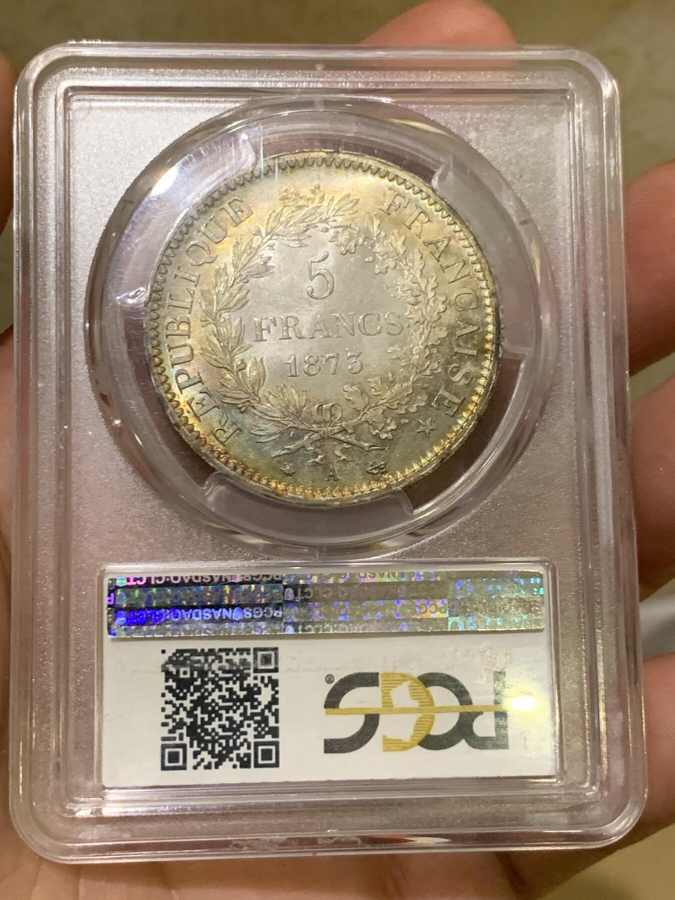 《竞宝斋》第407场 周日，周一，2场连拍 （全场包邮） PCGS MS66 法国1873年大力神5法郎银币，该版本最高分67分，这枚细节完美，正反面细节突出，视线所及之处皆为五彩，难得藏品。