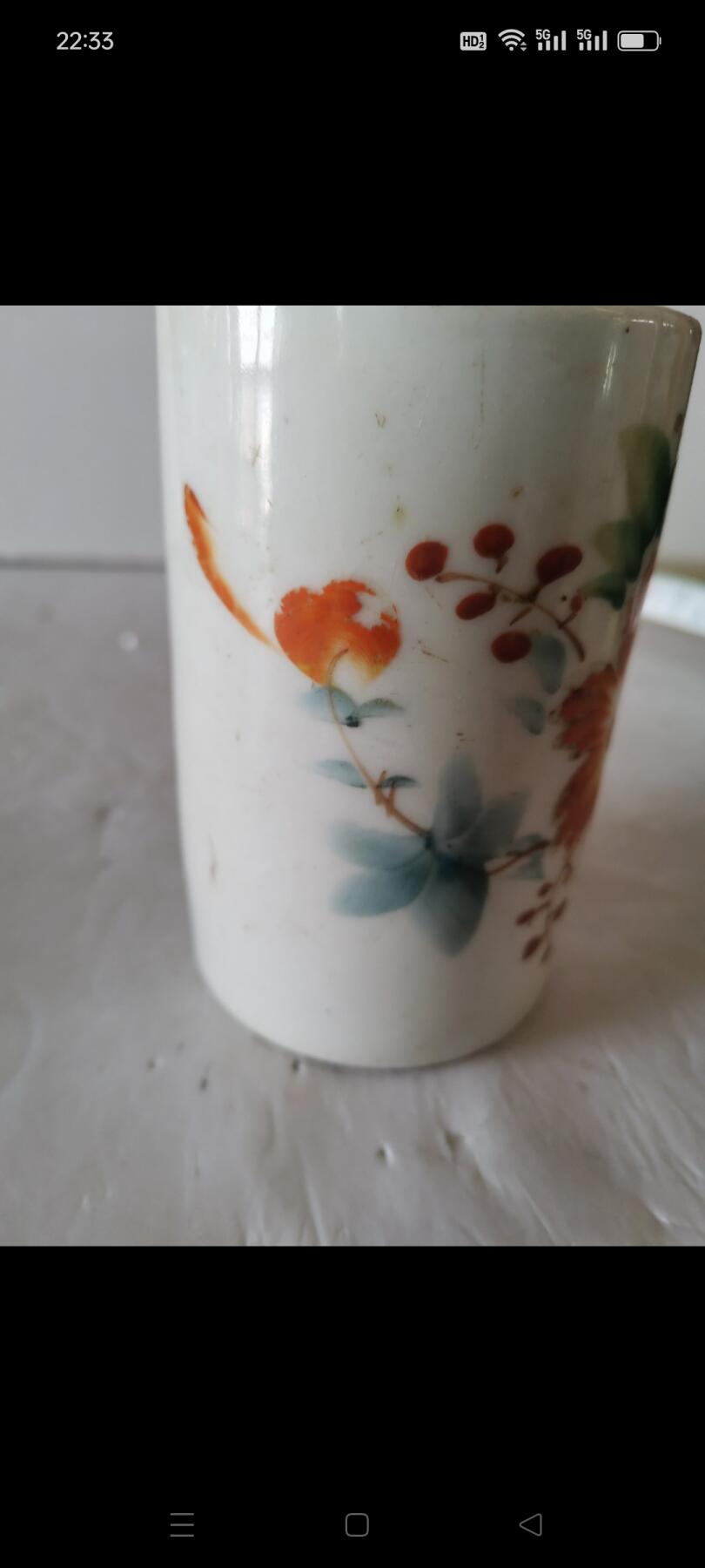 五十年代手绘花卉笔筒1个。胎厚，瓷质好。完整如图，包老