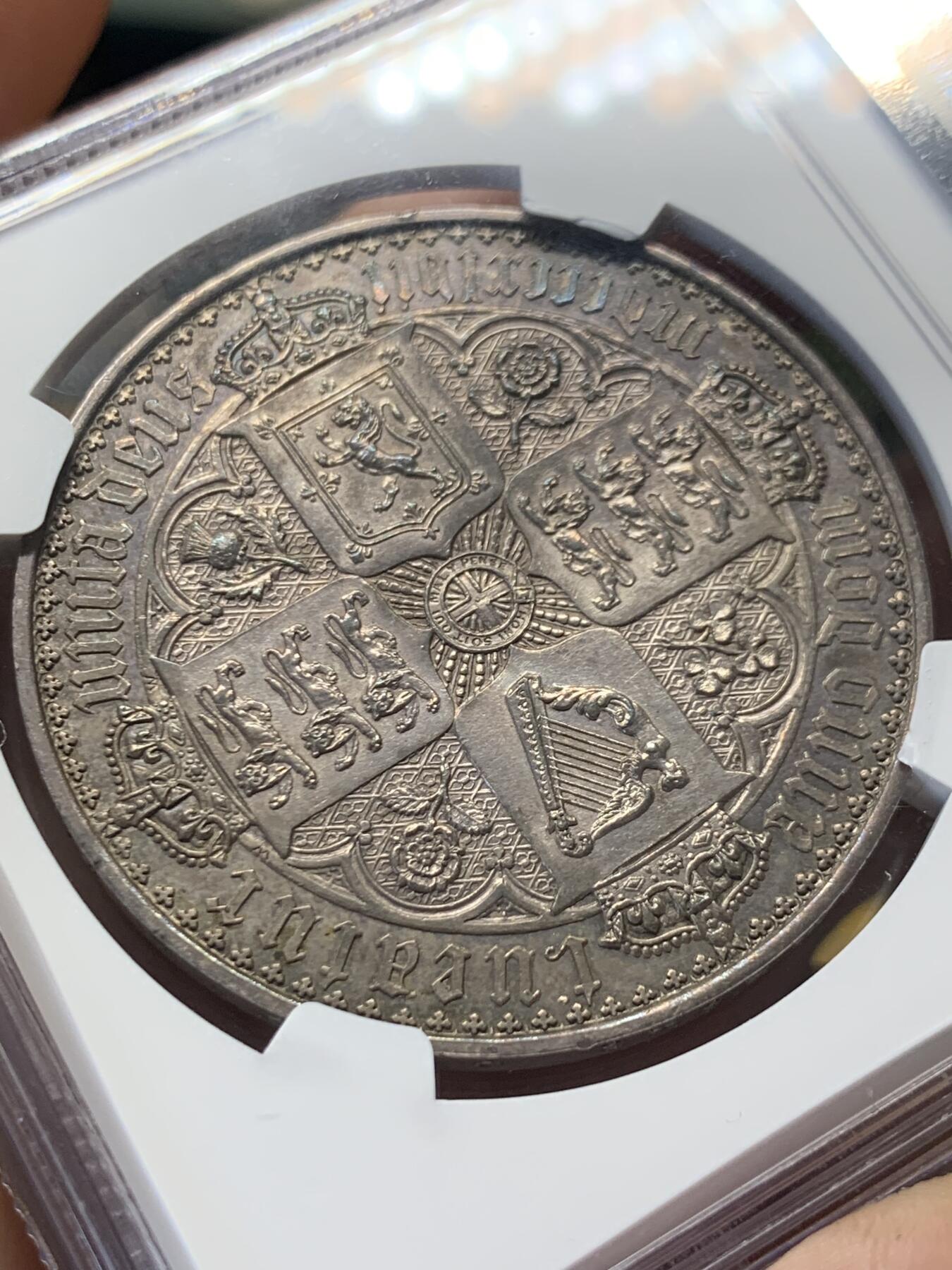 《竞宝斋》第407场 周日，周一，2场连拍 （全场包邮） NGC PF60 英国 1847年 1克朗 哥特克朗  深彩包浆 卷首彩 细节非常好 给60感觉低评了 适合入手