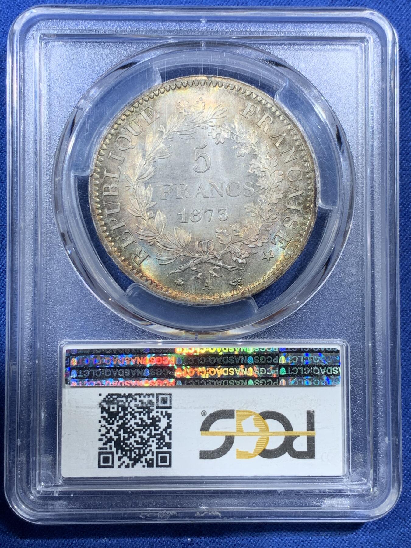 《竞宝斋》第407场 周日，周一，2场连拍 （全场包邮） PCGS MS66 法国1873年大力神5法郎银币，该版本最高分67分，这枚细节完美，正反面细节突出，视线所及之处皆为五彩，难得藏品。
