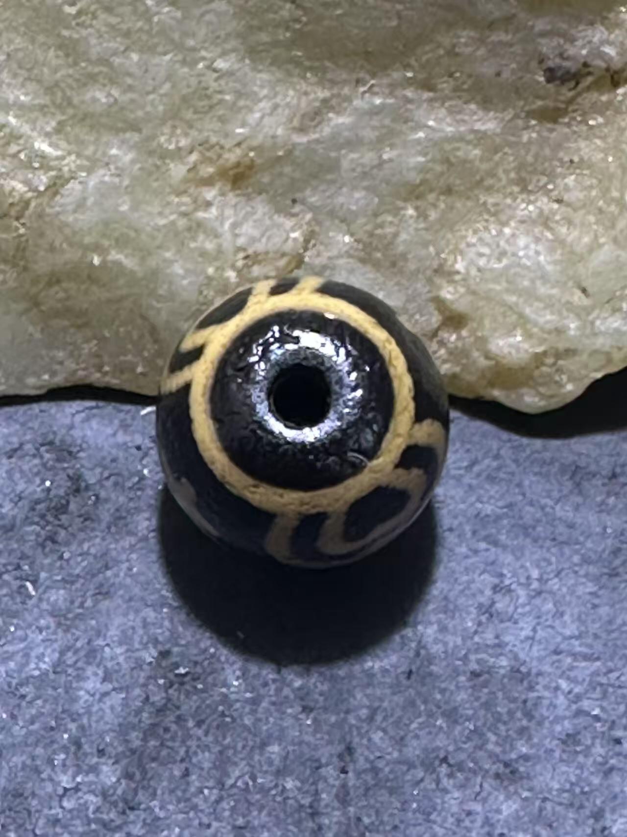 仅此一颗，精品藏传牙黄宝瓶玛瑙天珠一颗。