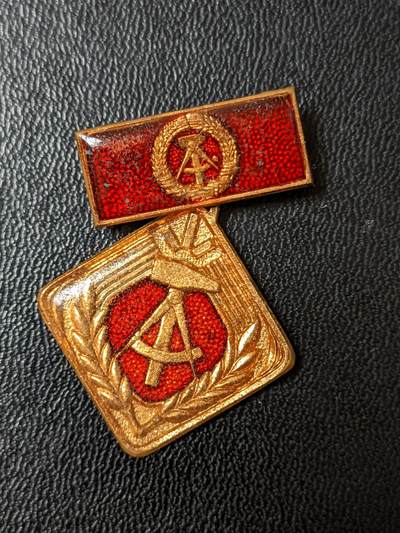 荷兰第124期勋赏拍卖--本期发货时效两天内绝不拖延谢谢各位支持 - 民主德国个人积极劳动分子奖章