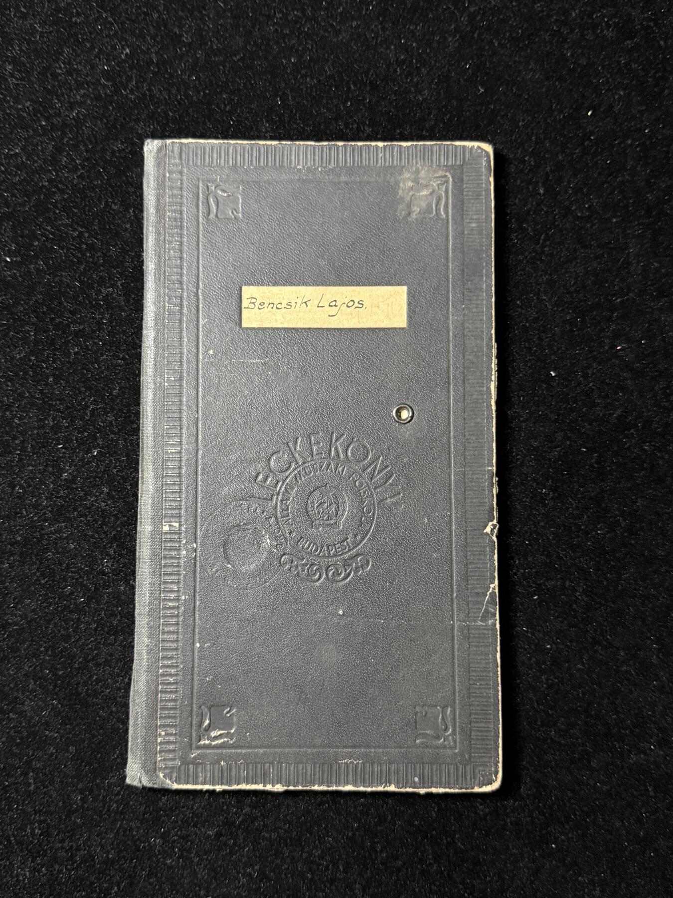 戎马世界章牌大赏第102期 1950年代匈牙利理工科大学毕业档案原件，持有人为 Bencsik Lajos，就读于 布达佩斯理工大学（Budapesti Műszaki Egyetem）电气工程学院，为“仪表机械”方向