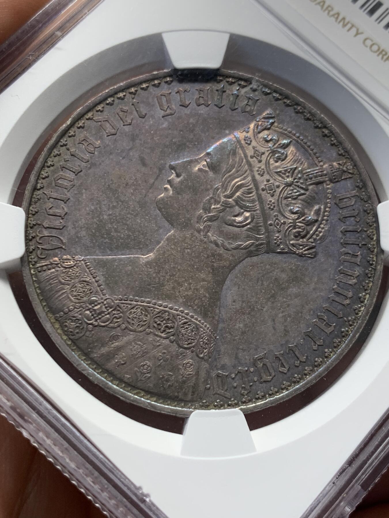 《竞宝斋》第407场 周日，周一，2场连拍 （全场包邮） NGC PF60 英国 1847年 1克朗 哥特克朗  深彩包浆 卷首彩 细节非常好 给60感觉低评了 适合入手
