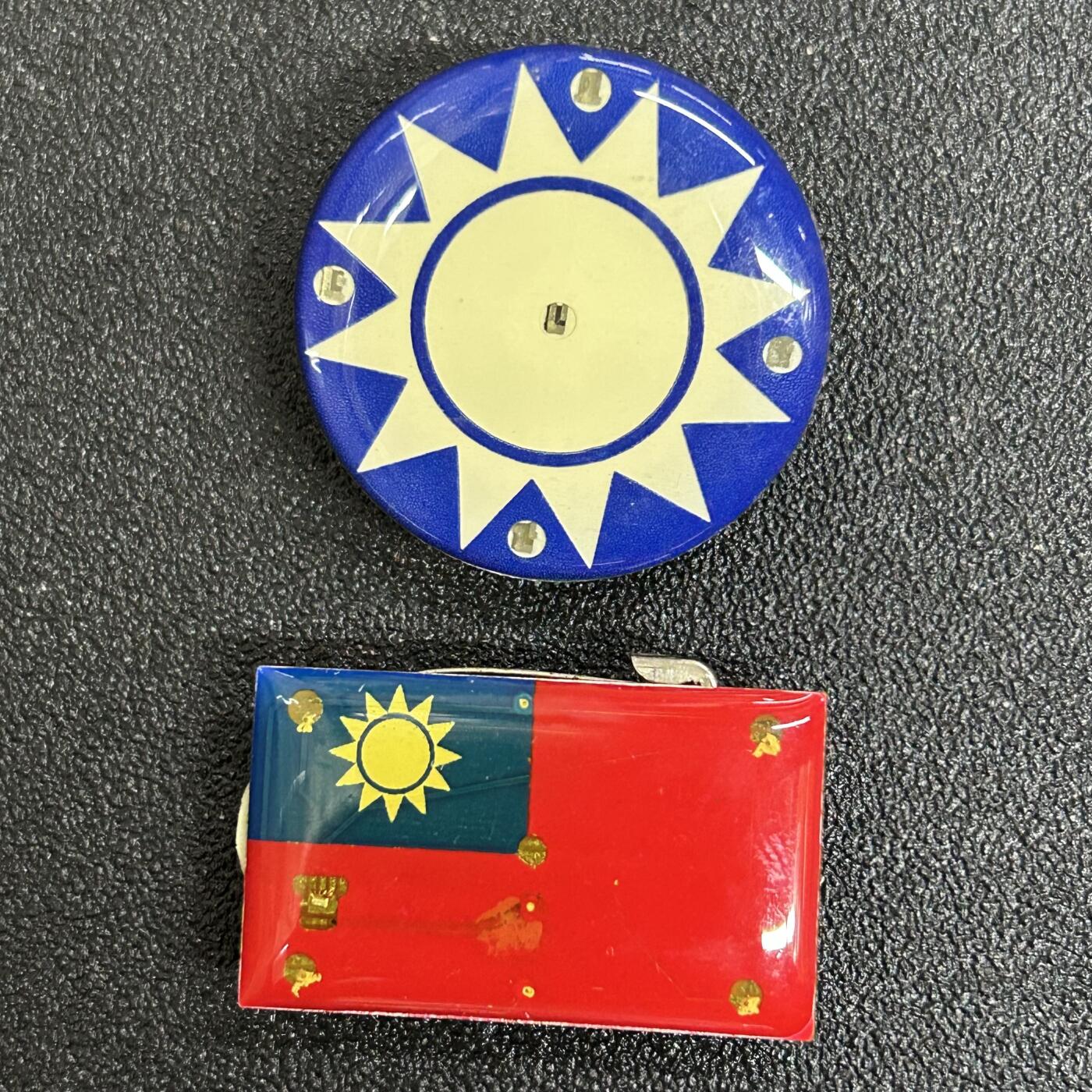 西秦中古拍卖第五十三期 退台后民国国旗 党徽 塑料材质