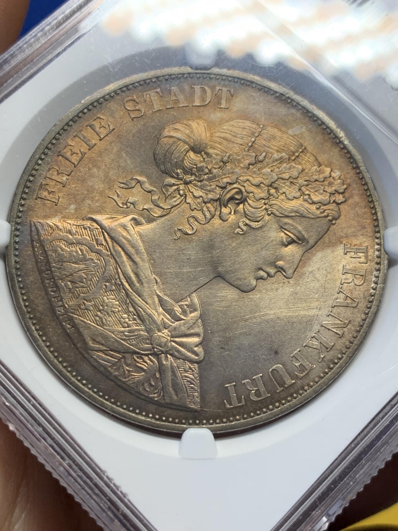 《竞宝斋》第407场 周日，周一，2场连拍 （全场包邮） NGC UNC 德国1866年法兰克福少女流通2泰勒 酒红色包浆 盒边有损