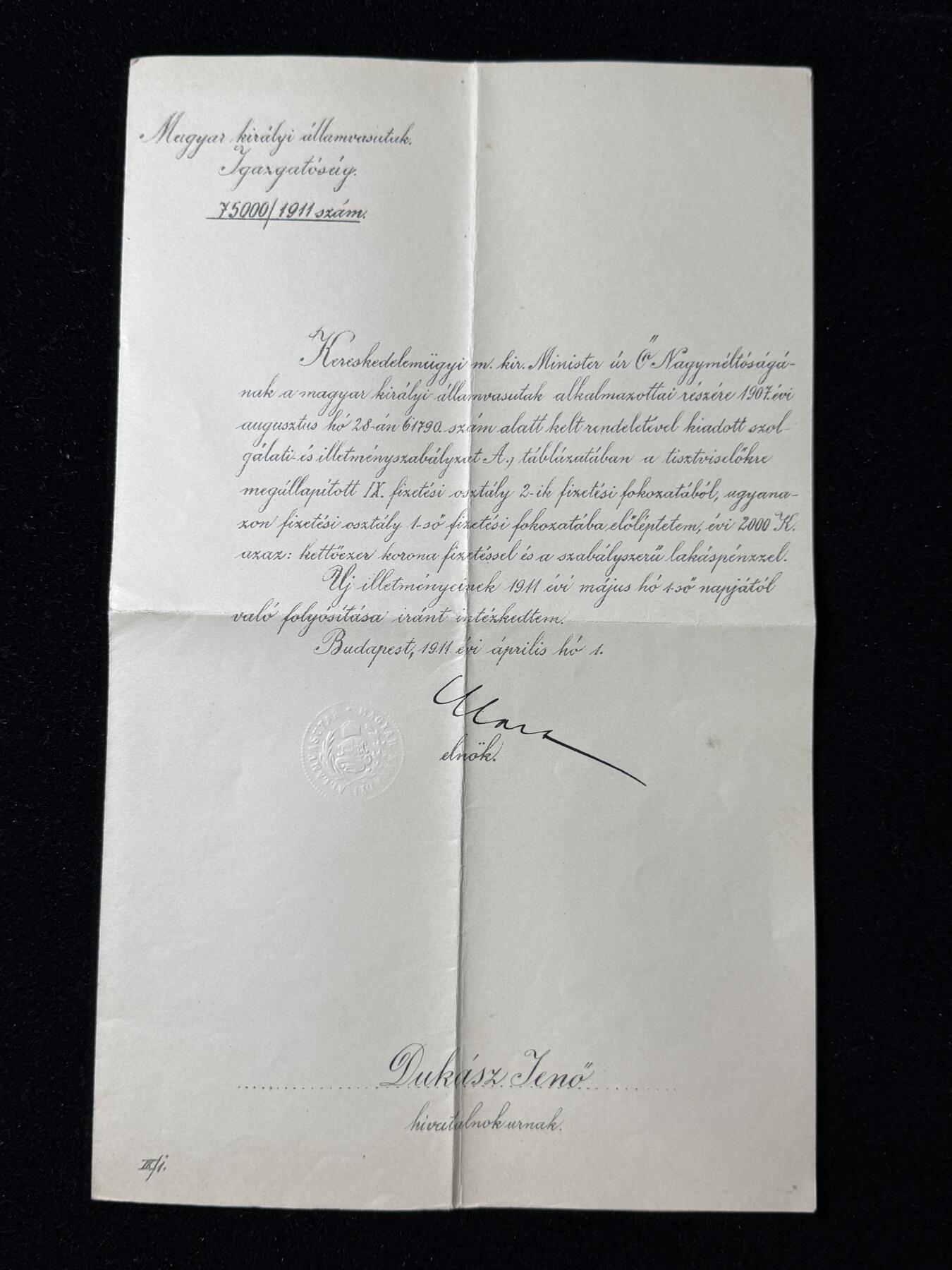 戎马世界章牌大赏第102期 1911年匈牙利王国铁路局任命书原件 编号75000/1911，确认铁路官员 Dukász Jenő 年薪2000克朗，列入国家公务员养老金体系。由皇家国家铁路局颁发，附原始浮雕印章与部长签名，布达佩斯出具。