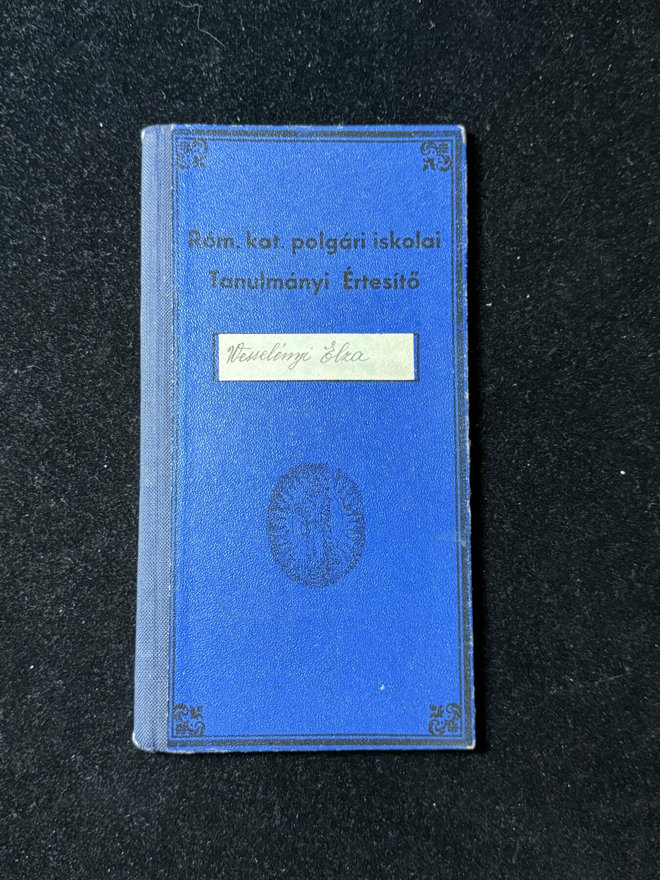 戎马世界章牌大赏第102期 1940年代初期匈牙利天主教女子中学学生成绩册原件，持有人为 Wesselényi Elza，就读于当地的天主教女子公民学校