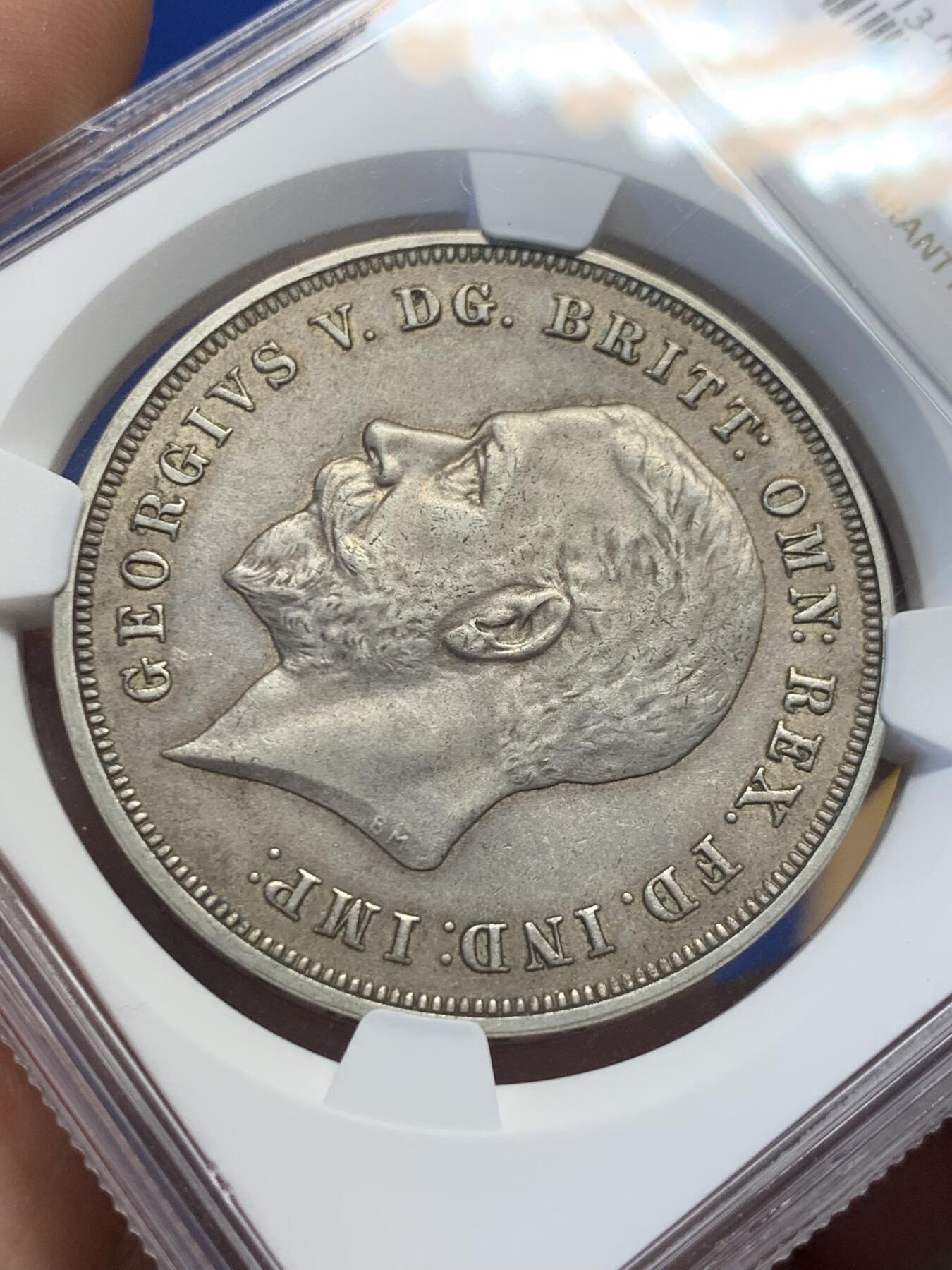 《竞宝斋》第407场 周日，周一，2场连拍 （全场包邮） NGC AU58 英国1935年乔治五世木马剑克朗大银币，铁灰色包浆，不错的状态。