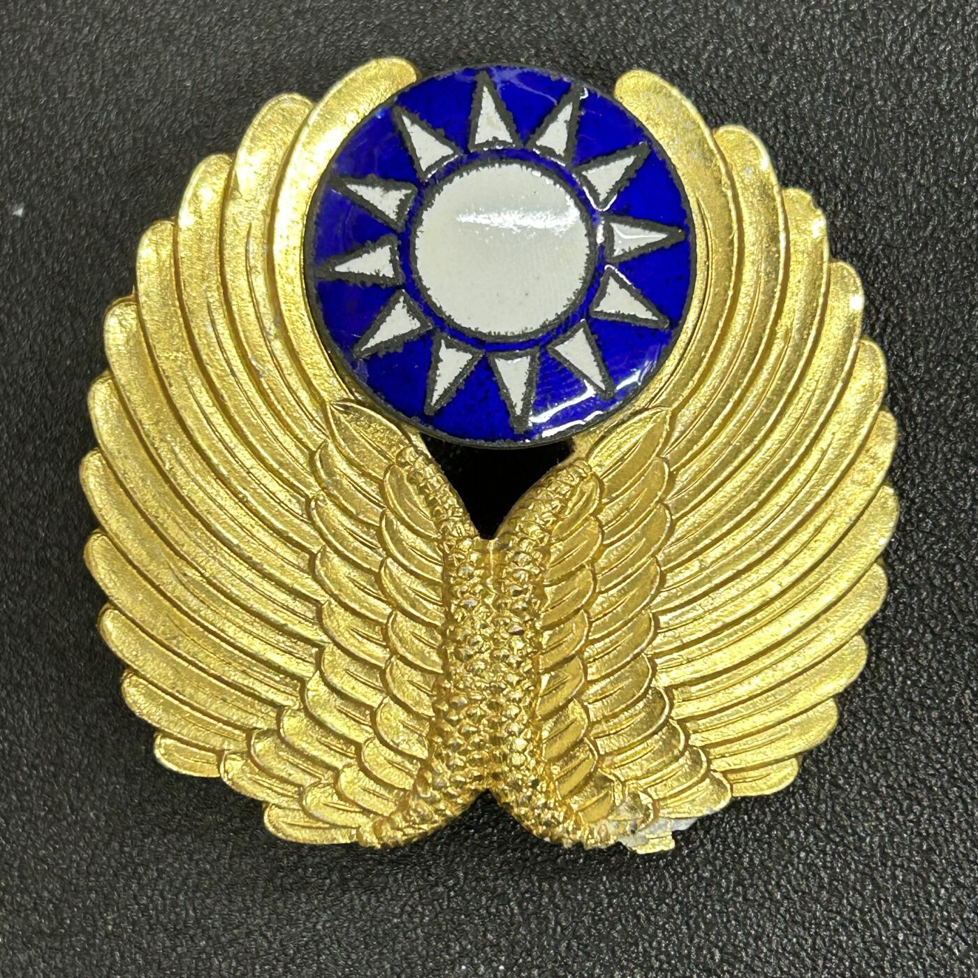 西秦中古拍卖第五十三期 民国早期空军大帽徽 中间为珐琅 退台后