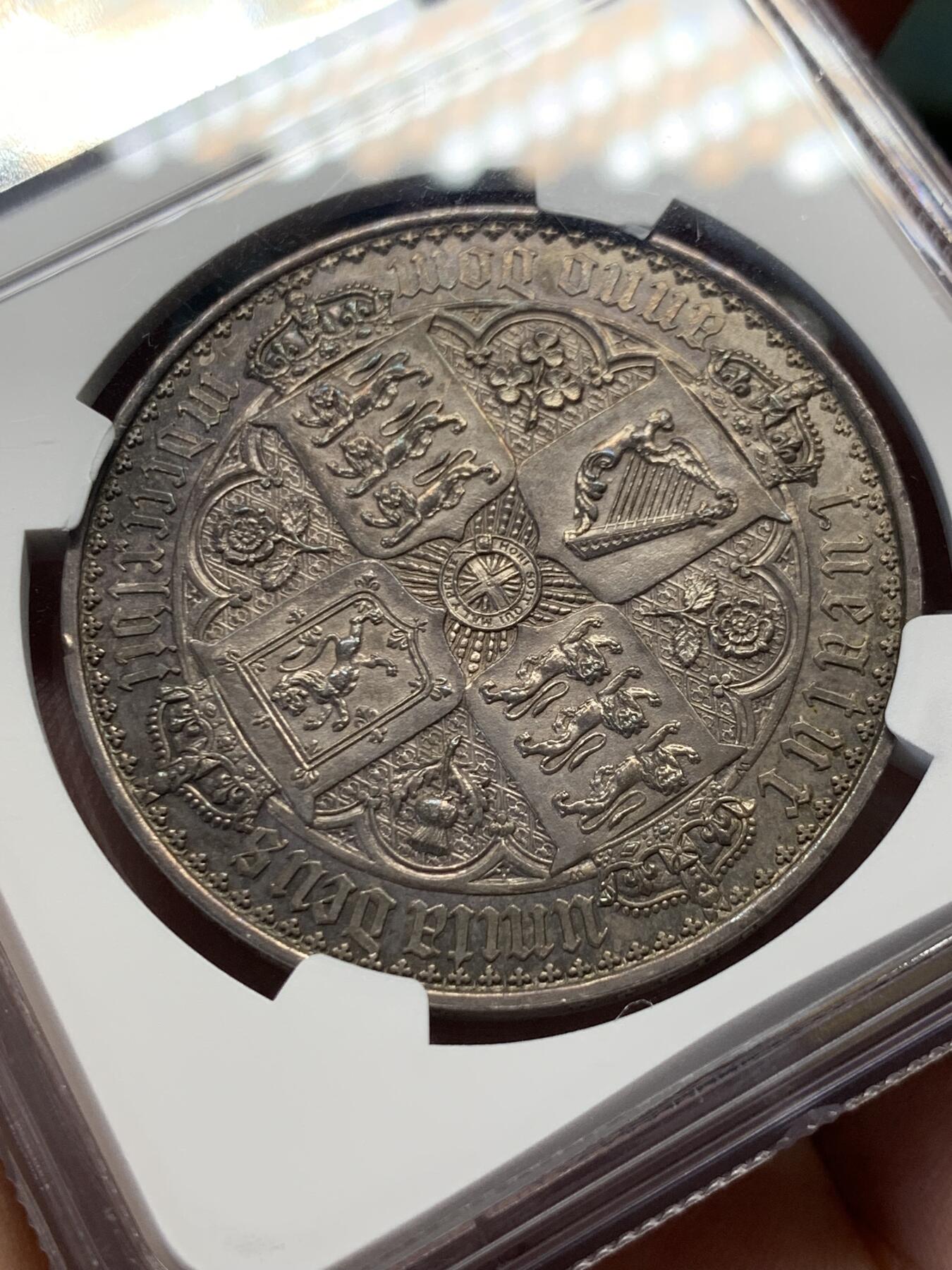 《竞宝斋》第407场 周日，周一，2场连拍 （全场包邮） NGC PF60 英国 1847年 1克朗 哥特克朗  深彩包浆 卷首彩 细节非常好 给60感觉低评了 适合入手