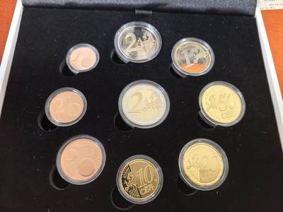 长老汇蛇年精选第三十二场拍卖 - 2014荷兰精制欧元套币9枚，盒证全，面值5.88欧元，含一枚亚历山大国王继位2欧元，5000套，市场价50多欧