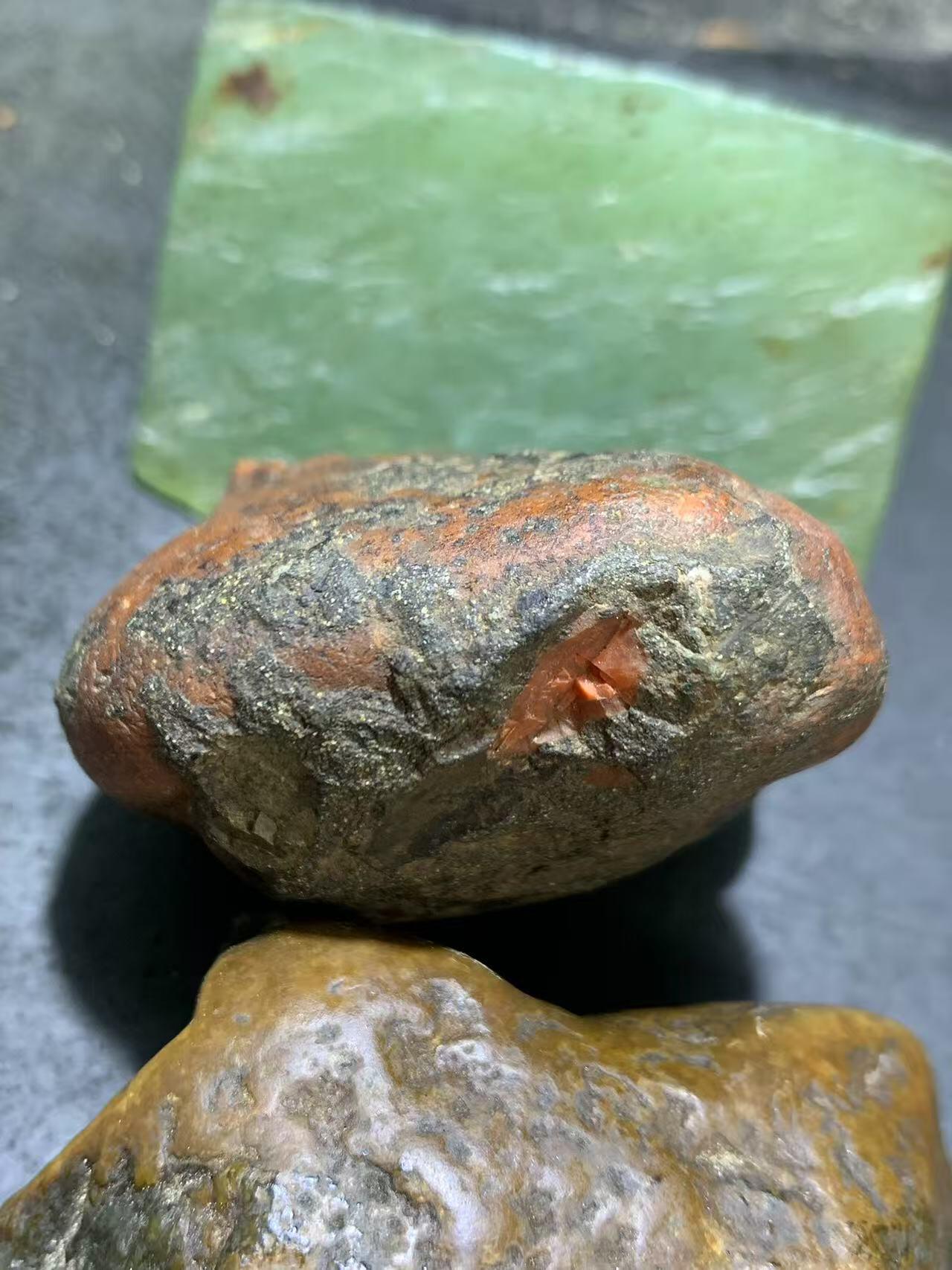 精美黑红皮开窗料火焰纹南红玛瑙原石一颗，