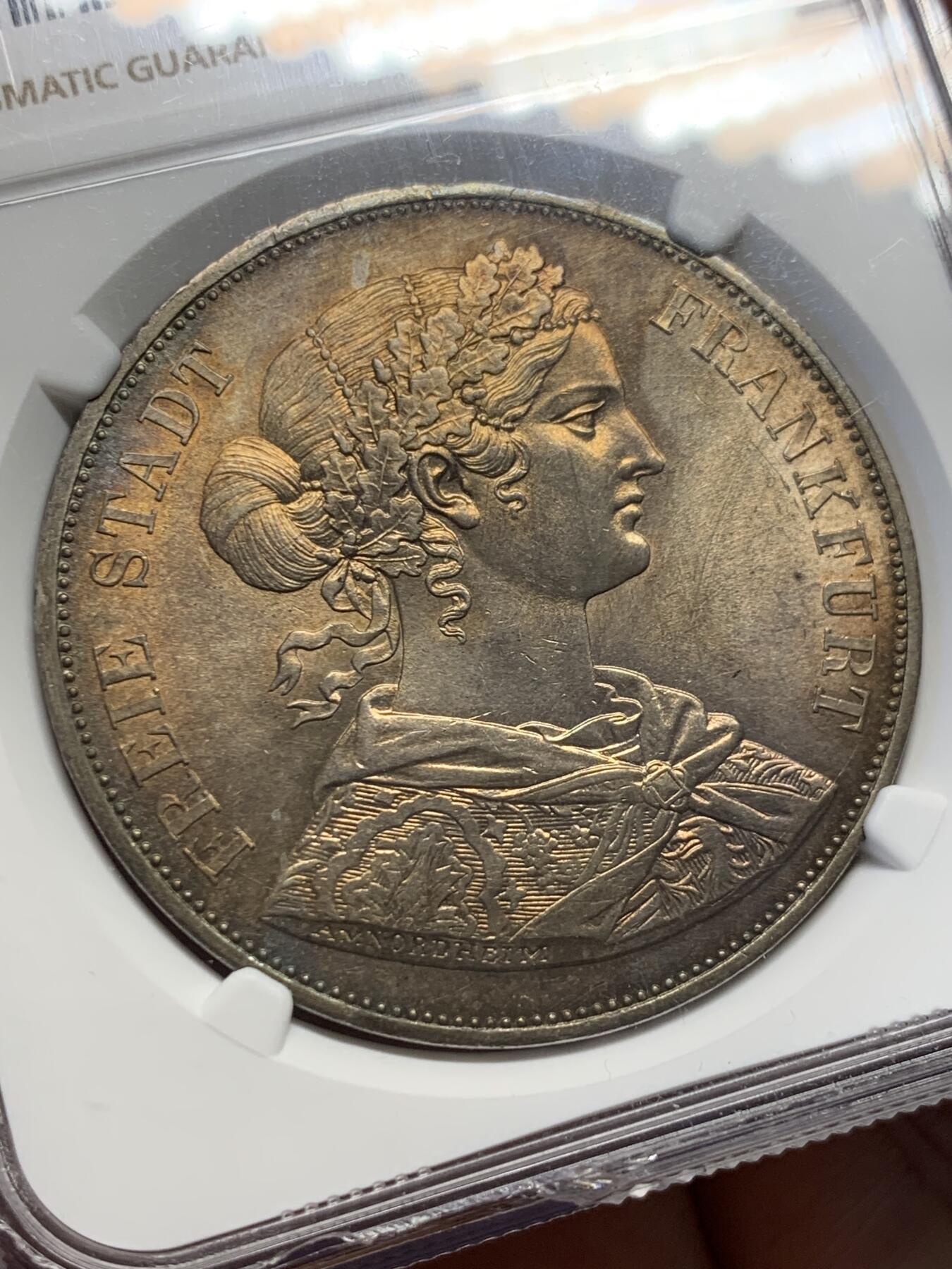 《竞宝斋》第407场 周日，周一，2场连拍 （全场包邮） NGC UNC 德国1866年法兰克福少女流通2泰勒 酒红色包浆 盒边有损