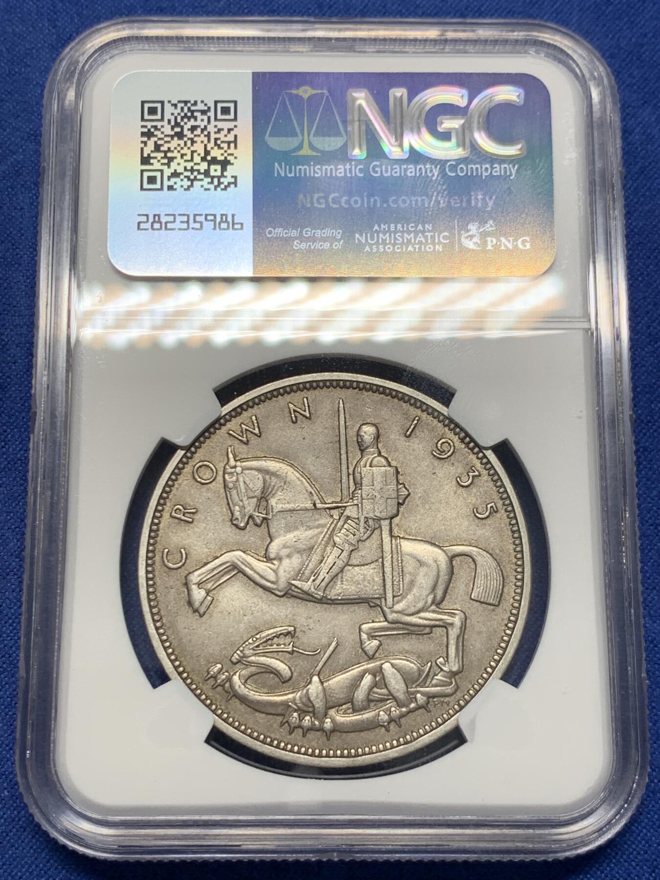 《竞宝斋》第407场 周日，周一，2场连拍 （全场包邮） NGC AU58 英国1935年乔治五世木马剑克朗大银币，铁灰色包浆，不错的状态。