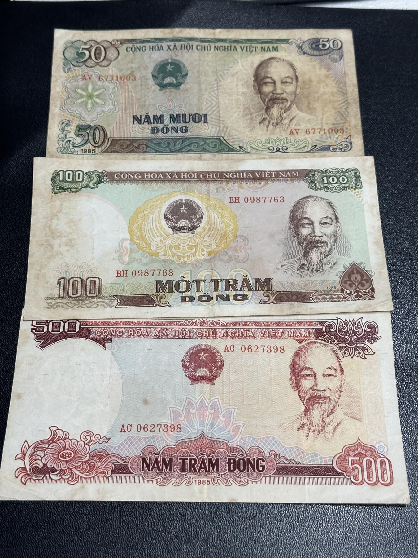 《外钞收藏家》第五百五十四期（本期拍品丰富欢迎参加）（本平台长期征集拍品、欢迎藏友们联系合作） 1985年越南50、100、500盾 3张一起 非全新 品相如图