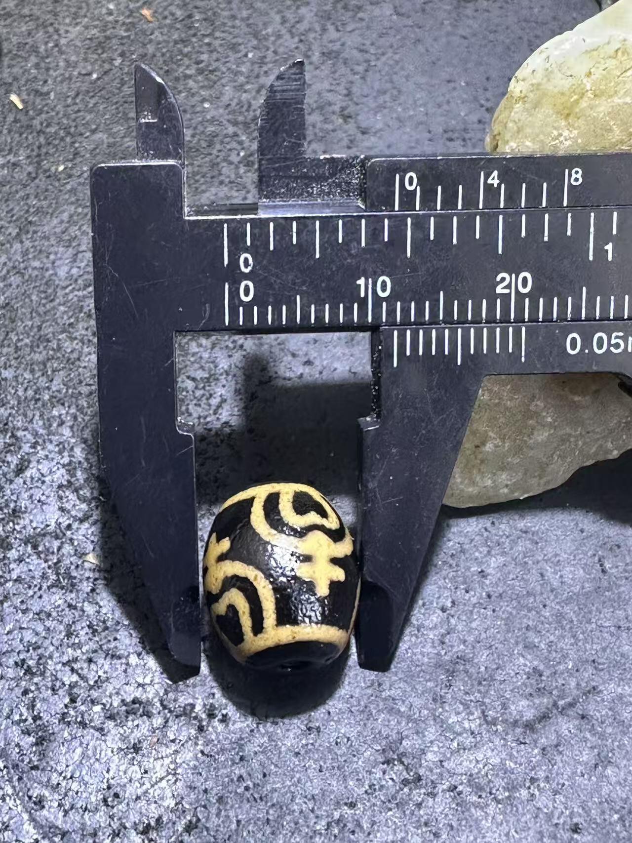 仅此一颗，精品藏传牙黄宝瓶玛瑙天珠一颗。