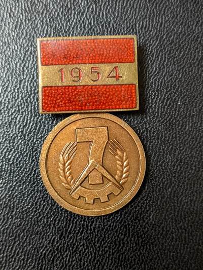 荷兰第124期勋赏拍卖 - 民主德国1954极早期7年社会主义建设计划奖章 少见 保存完好