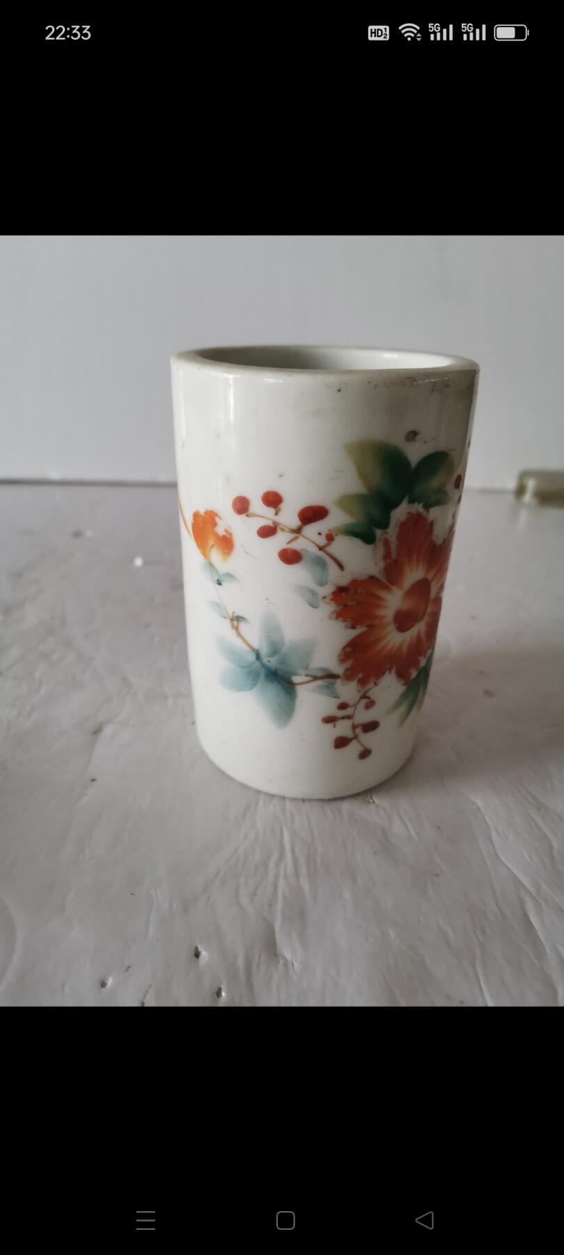 五十年代手绘花卉笔筒1个。胎厚，瓷质好。完整如图，包老