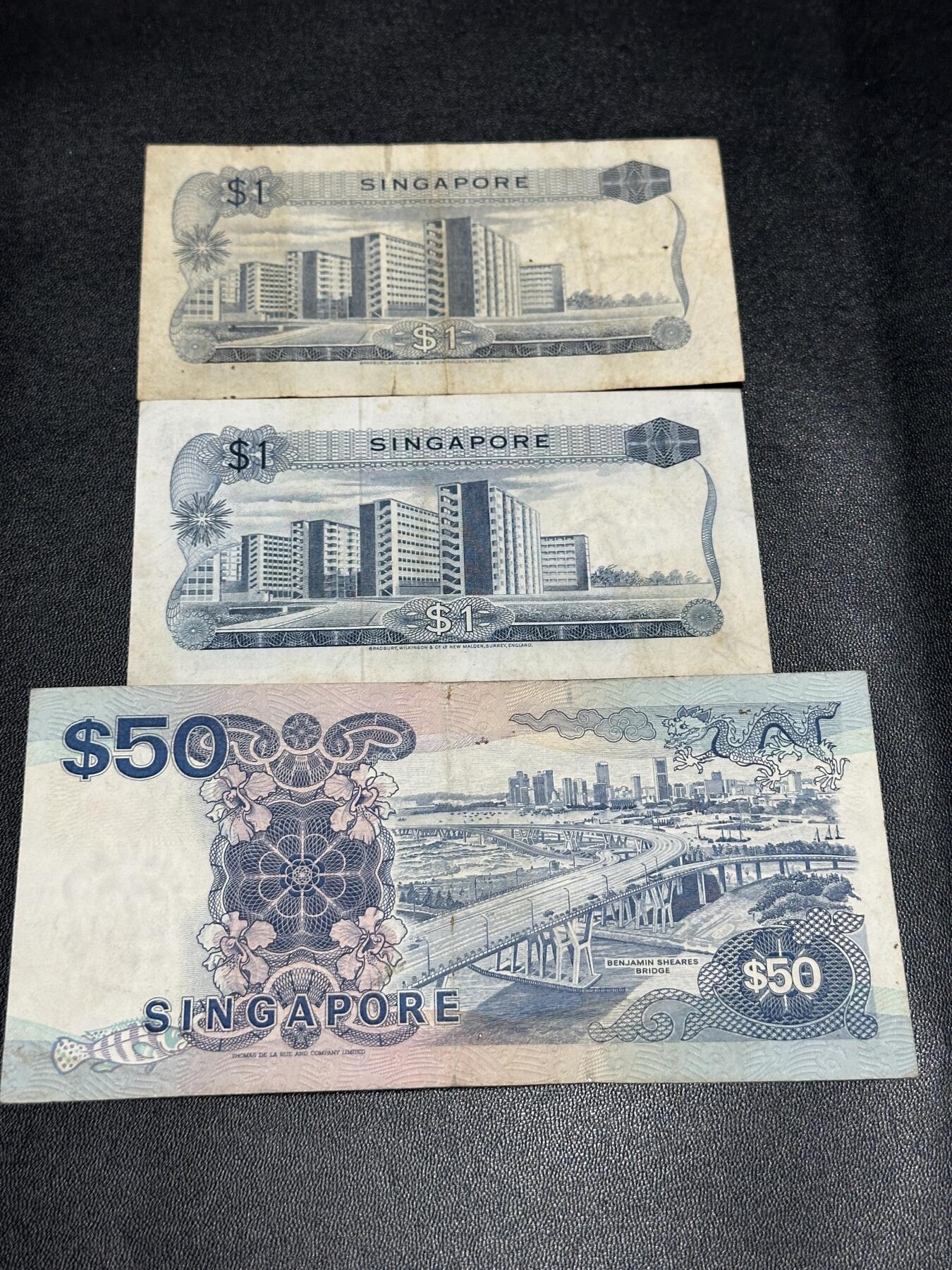 《外钞收藏家》第五百五十四期（本期拍品丰富欢迎参加）（本平台长期征集拍品、欢迎藏友们联系合作） 新加坡花版1元2张+船版50元 3张一起 非全新 品相如图