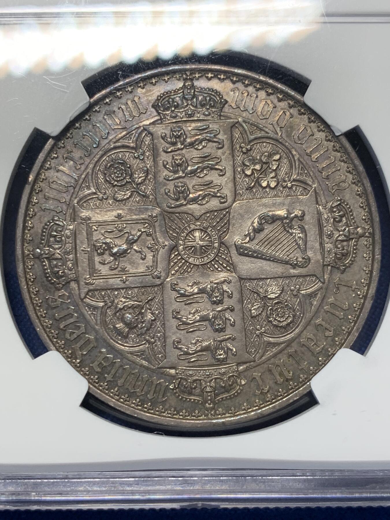 《竞宝斋》第407场 周日，周一，2场连拍 （全场包邮） NGC PF60 英国 1847年 1克朗 哥特克朗  深彩包浆 卷首彩 细节非常好 给60感觉低评了 适合入手