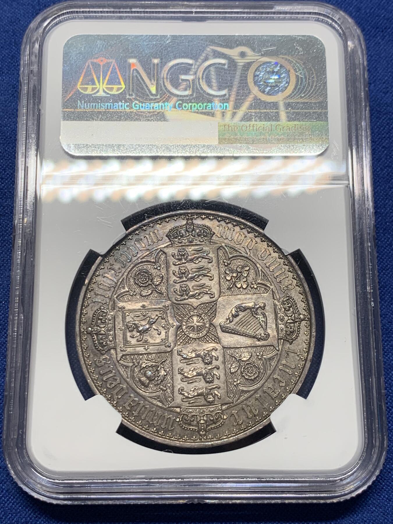 《竞宝斋》第407场 周日，周一，2场连拍 （全场包邮） NGC PF60 英国 1847年 1克朗 哥特克朗  深彩包浆 卷首彩 细节非常好 给60感觉低评了 适合入手