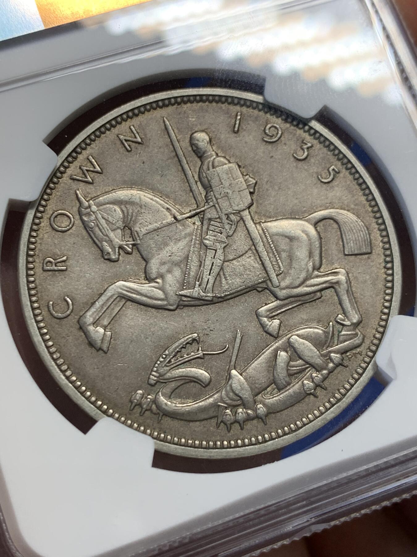《竞宝斋》第407场 周日，周一，2场连拍 （全场包邮） NGC AU58 英国1935年乔治五世木马剑克朗大银币，铁灰色包浆，不错的状态。
