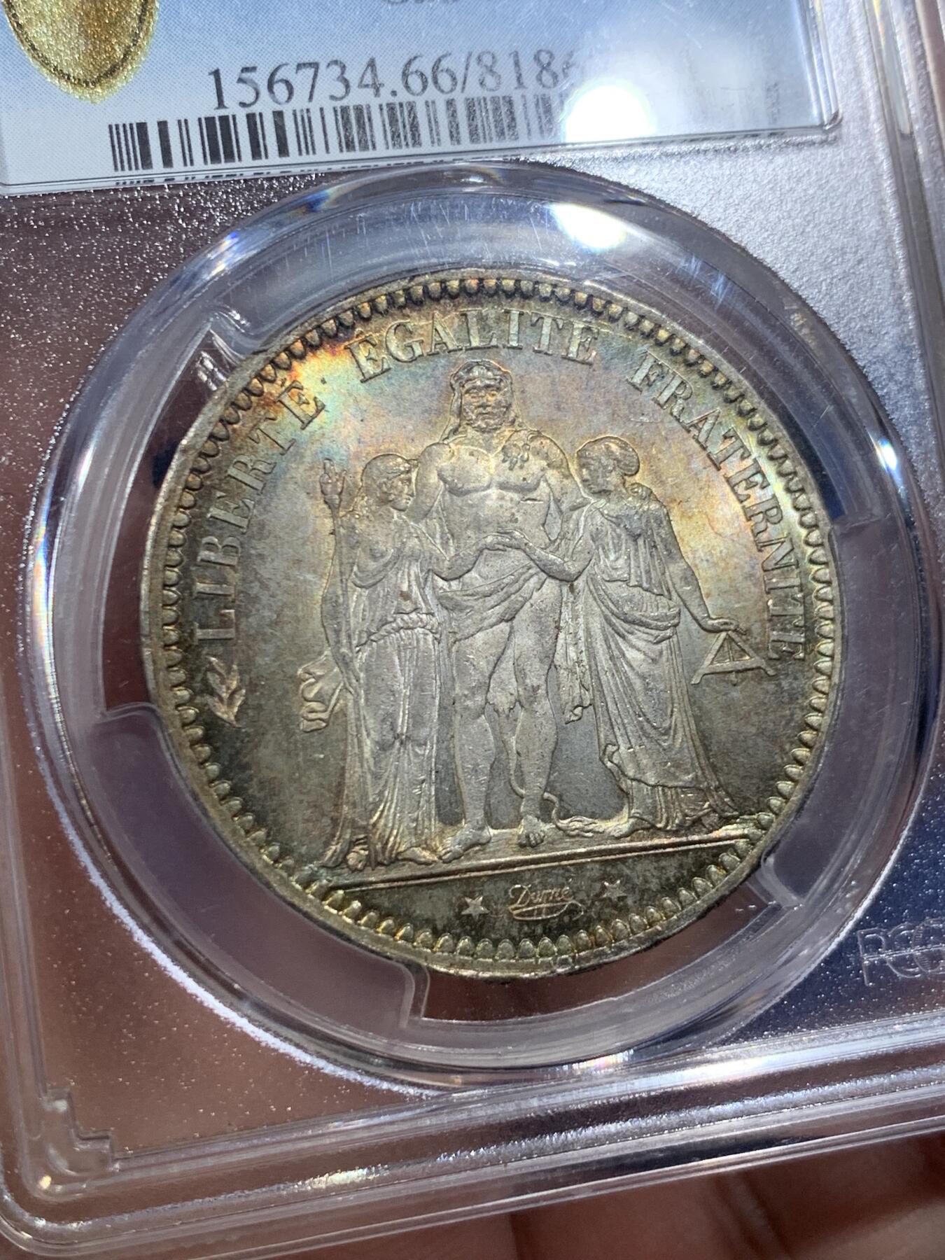 《竞宝斋》第407场 周日，周一，2场连拍 （全场包邮） PCGS MS66 法国1873年大力神5法郎银币，该版本最高分67分，这枚细节完美，正反面细节突出，视线所及之处皆为五彩，难得藏品。