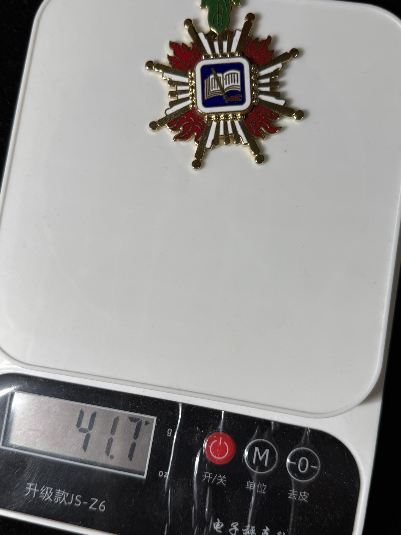 戎马世界章牌大赏第102期 忠勤勋章，银制版，盒略齐全，非常厚重