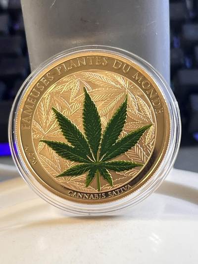 第169期拍卖【长期征集拍品】 - 获奖贝宁2010年世界植物带香味精制镀金版纪念币，铜镍镀金，27克，发行2500枚