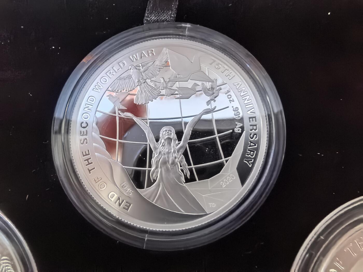 长老汇蛇年精选第三十二场拍卖 2020英澳新三国联合发行二战结束75周年精制银币3枚，盒证全，1000套