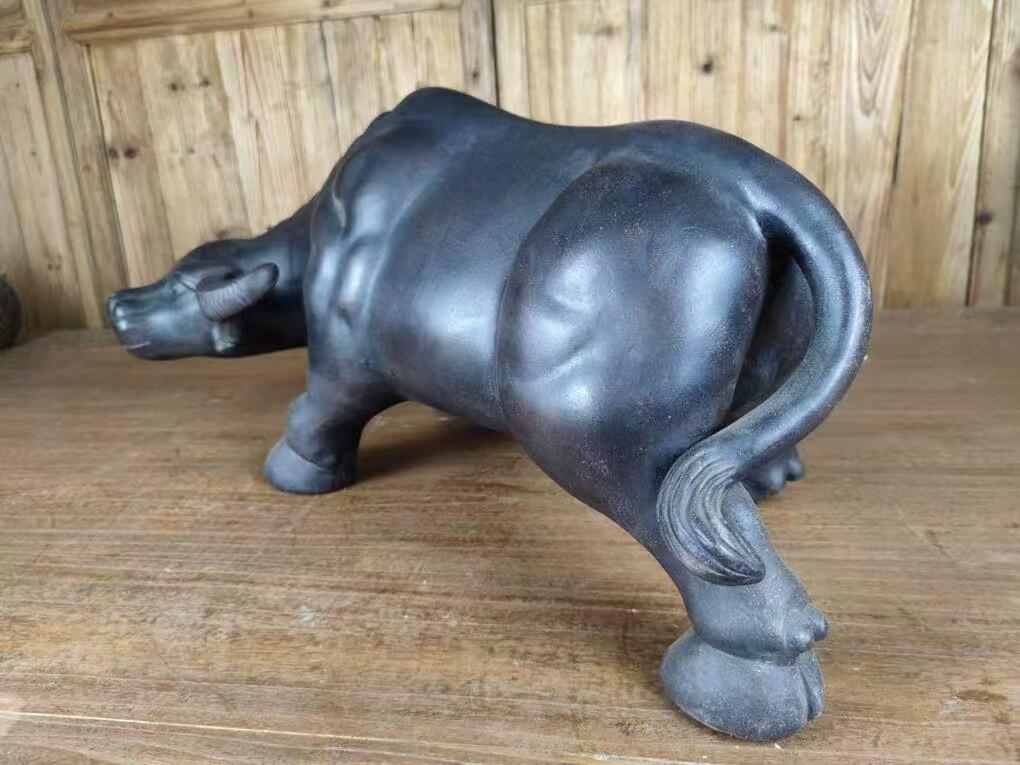 紫砂牛，  俗语：“牛卧富贵驮宝来”，牛具有招财进宝之意，所以寓意招财旺财，能够很好的聚拢财气，富贵吉祥。