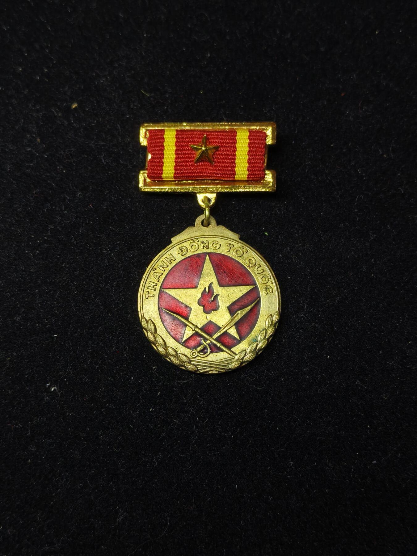 蜀地medal第10场精品专场拍卖 少见带挂 “祖国铜墙铁壁”是胡志明主席1946年2月授予南方军队和人民的崇高称号，旨在表彰他们在抵抗法国殖民主义的顽强和不屈不挠的战斗精神