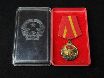 蜀地medal第10场精品专场拍卖 - 越南友谊勋章带盒 银制热珐琅 苏联代工