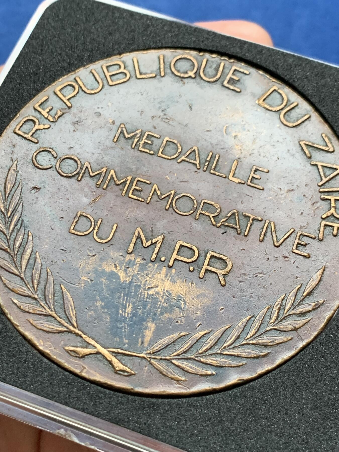 《竞宝斋》第408场 周日，周一，2场连拍 （全场包邮） 扎伊尔1977年国家独立10周年大铜章 蒙博托头像  品种少见 大多销毁 131.2克 72.5mm