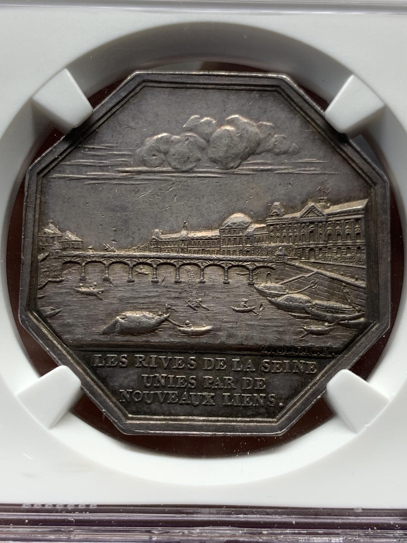 《竞宝斋》第408场 周日，周一，2场连拍 （全场包邮） NGC AU58 法国塞纳河三铁桥建设协会银章 油灯边铭（1832-1841），欧洲五彩老包浆状态，塞纳河畔的早晨，金色的阳光洒在波光粼粼的河面上，沿岸的建筑都沐浴在晨光下，一片宁静的景象