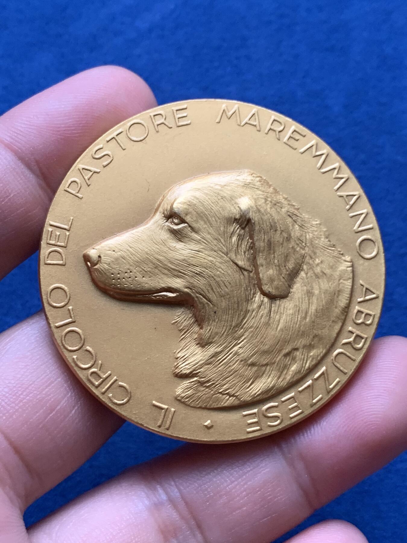 《竞宝斋》第408场 周日，周一，2场连拍 （全场包邮） 犬类协会镀银铜章 正面狗狗传神逼真 毛发丝丝柔顺 神情憨态可掬 59.9克 49.6mm 大规格 高浮雕