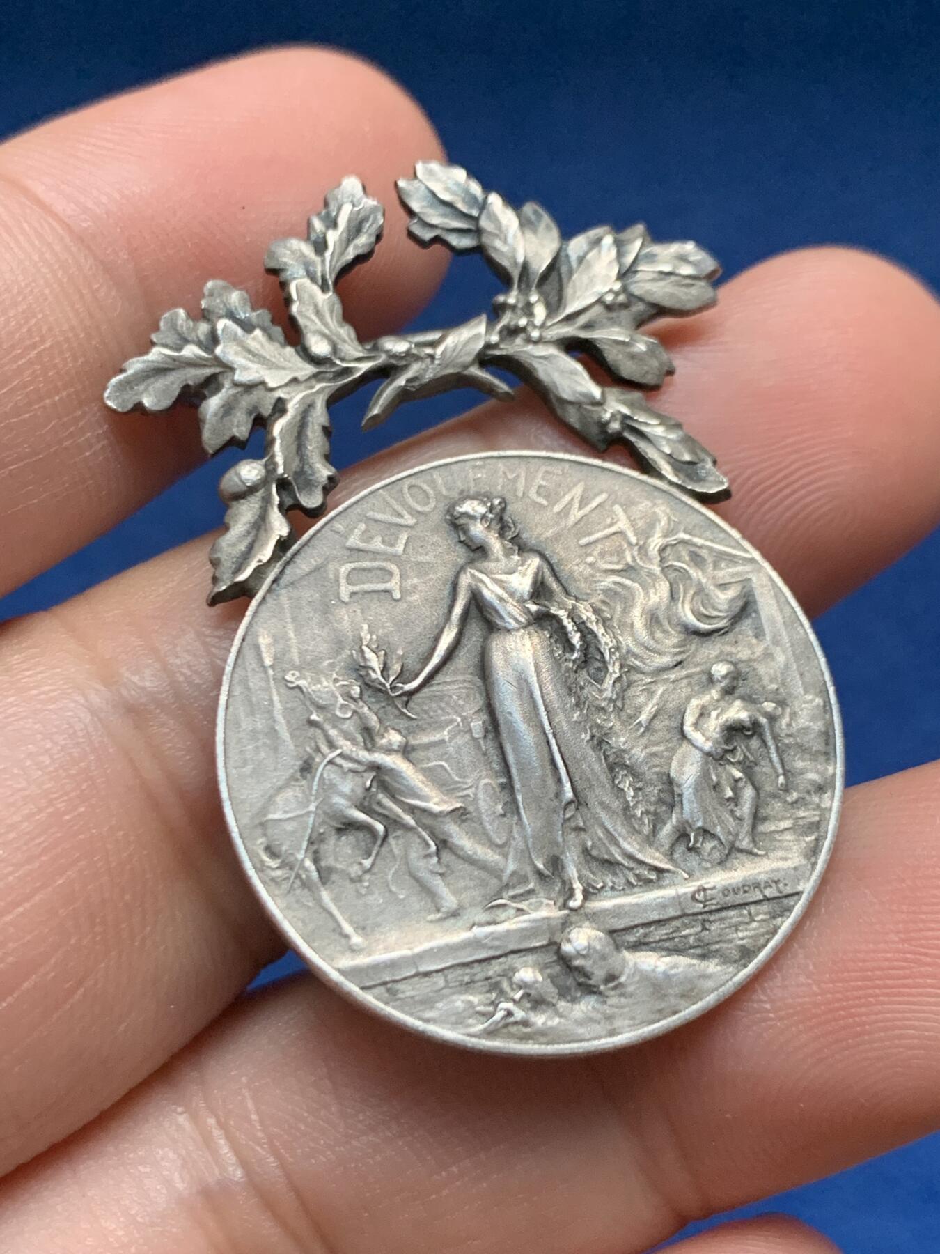 《竞宝斋》第408场 周日，周一，2场连拍 （全场包邮） 法国内务部颁发奉献银章 丰饶角1银标 重约13.5克 27.9*43.6mm