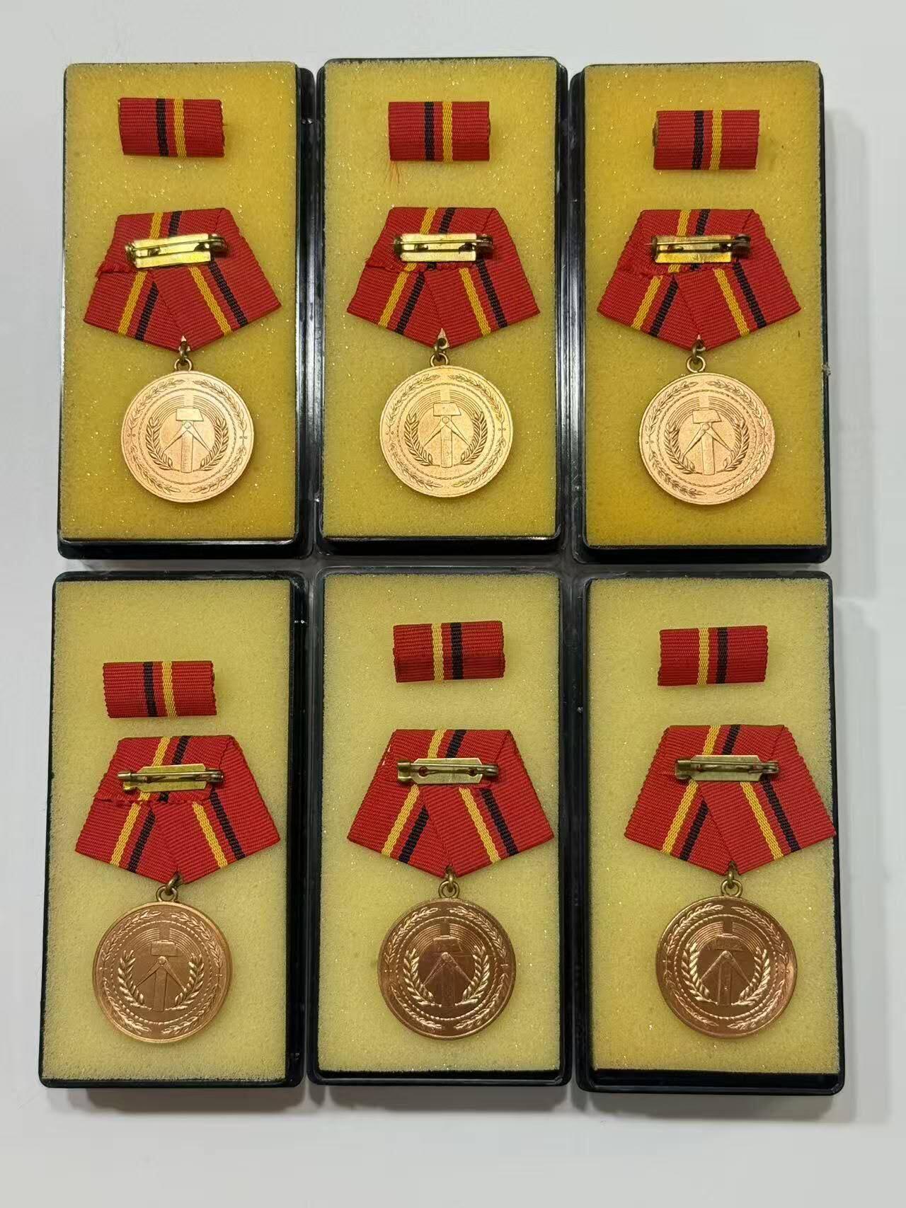 RimeNova韵星2025军品类夏季拍卖会-- RimeNova 2025 Summer Militaria Sale 民主德国铜级工战队功绩奖章带盒略一组六个