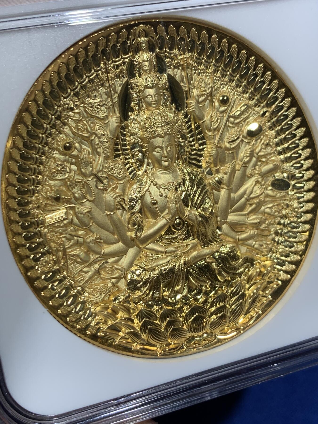 《竞宝斋》第408场 周日，周一，2场连拍 （全场包邮） NGC PF70UC 中国2024观世音菩萨镀金铜章 45mm大尺寸 正面是千手观音像 背面金龙幻太极 加厚盒