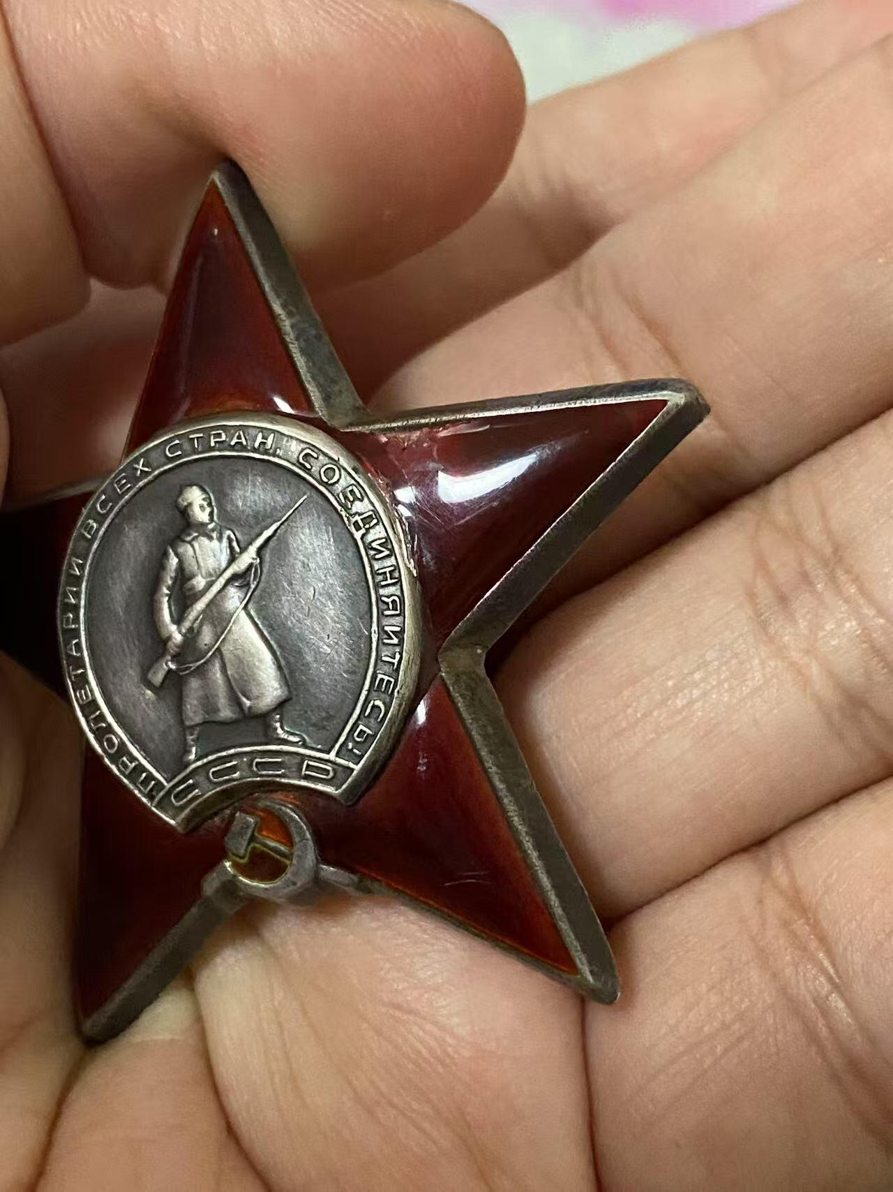 苏联勋章拍卖 8月6日结束 本次有抗美援朝苏联飞行员红旗 击落佩刀F86战机的红旗参拍 机不可失失不再来 找不到的加我qq或者微信都是184277308备注苏章拍卖。最好加微信群每次都会通知还有提前可以一口价的 最近会持续拍卖一些东西。