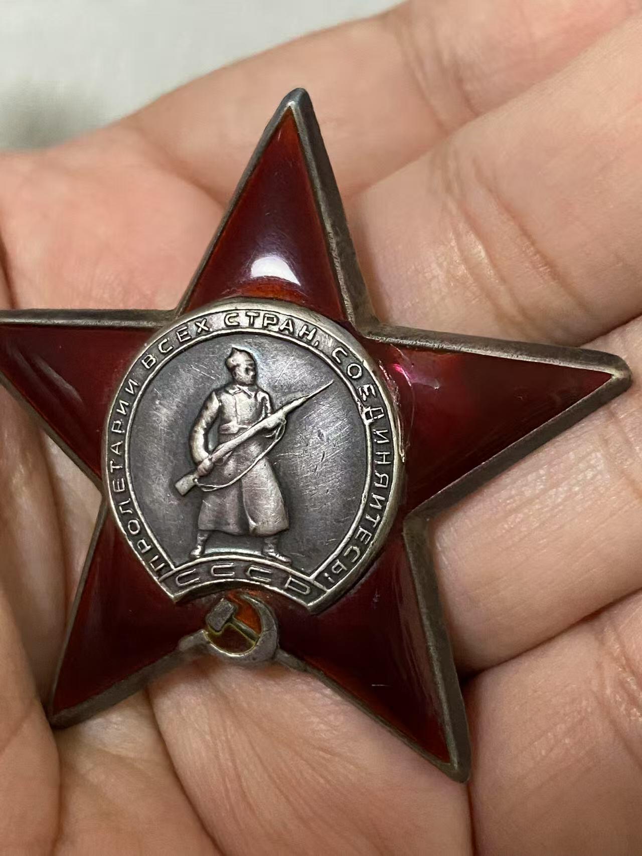 苏联勋章拍卖 8月6日结束 本次有抗美援朝苏联飞行员红旗 击落佩刀F86战机的红旗参拍 机不可失失不再来 找不到的加我qq或者微信都是184277308备注苏章拍卖。最好加微信群每次都会通知还有提前可以一口价的 最近会持续拍卖一些东西。