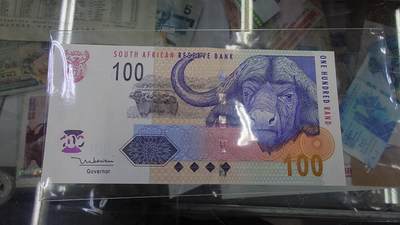 世界钱币～微拍第198期暨2025年第37期  少量老旧库存选购 2005年南非100兰特 全新UNC肉眼雪白 灯下边缘局部有极轻微斑