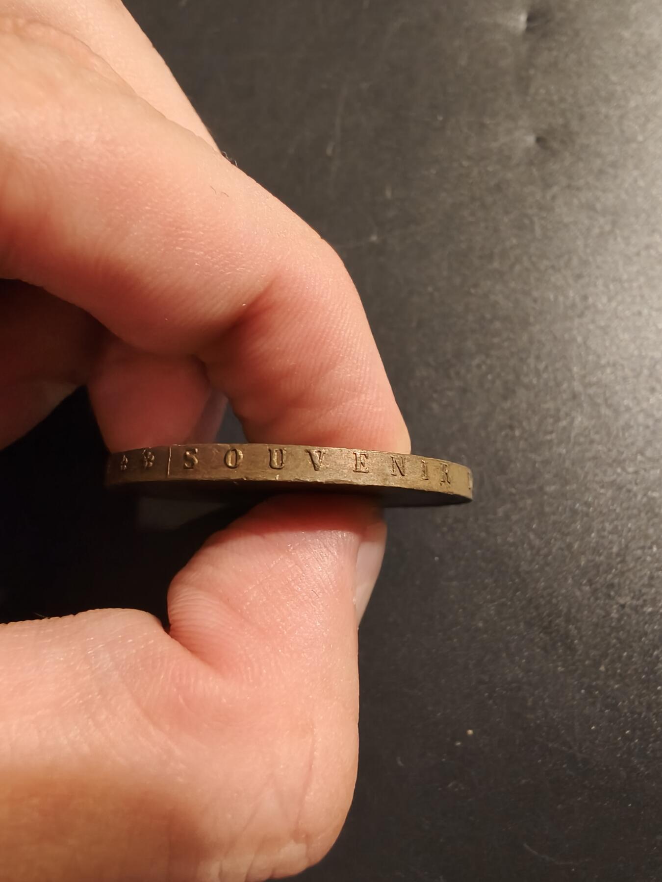 老王徽章第140期 法国1900年访问巴黎铸币局铜章    直径37mm   重量26.6g