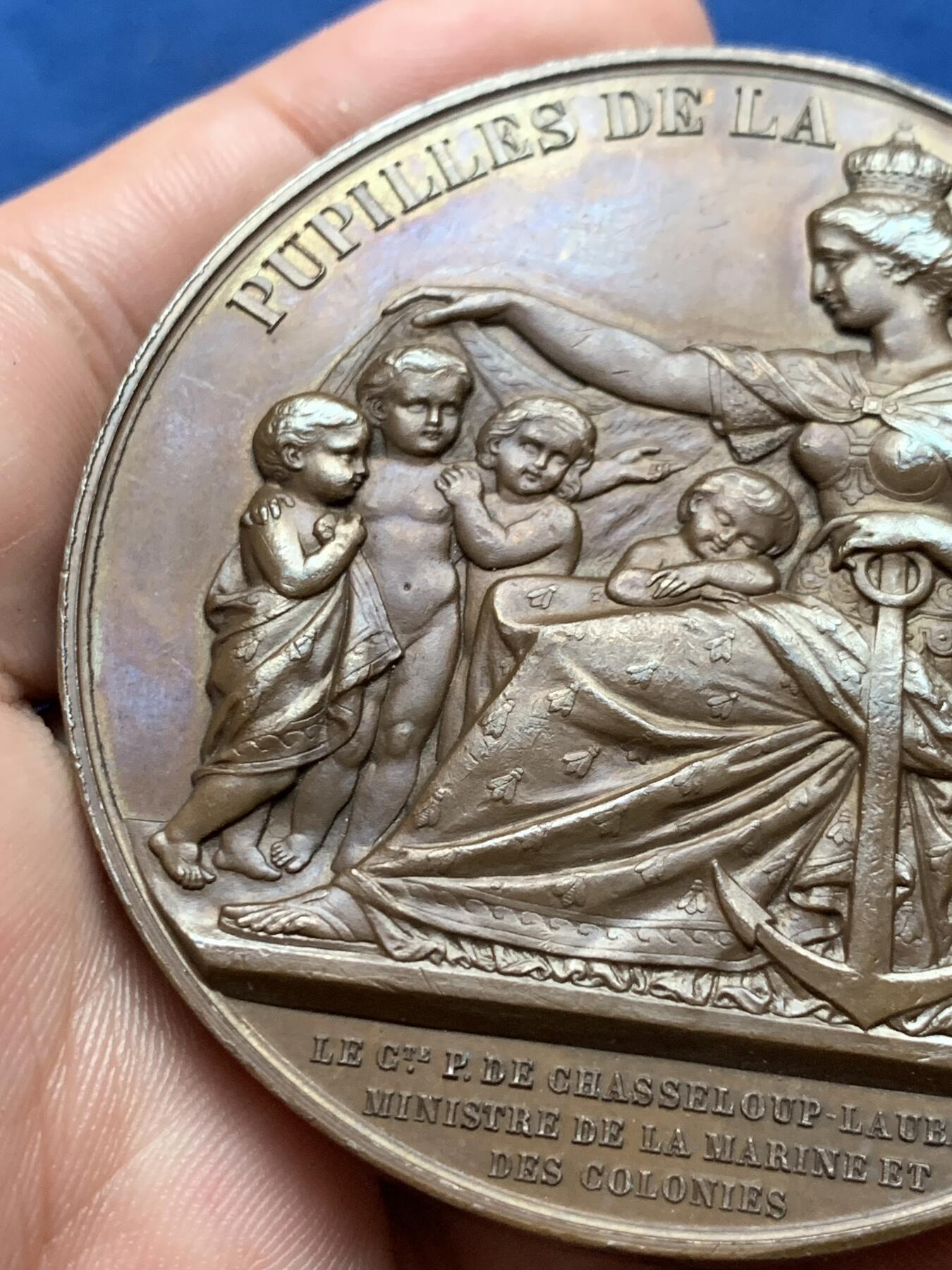 《竞宝斋》第408场 周日，周一，2场连拍 （全场包邮） 1862年拿破仑三世初等教育大铜章 带盒 蜜蜂铜标 116.1克 59.5mm