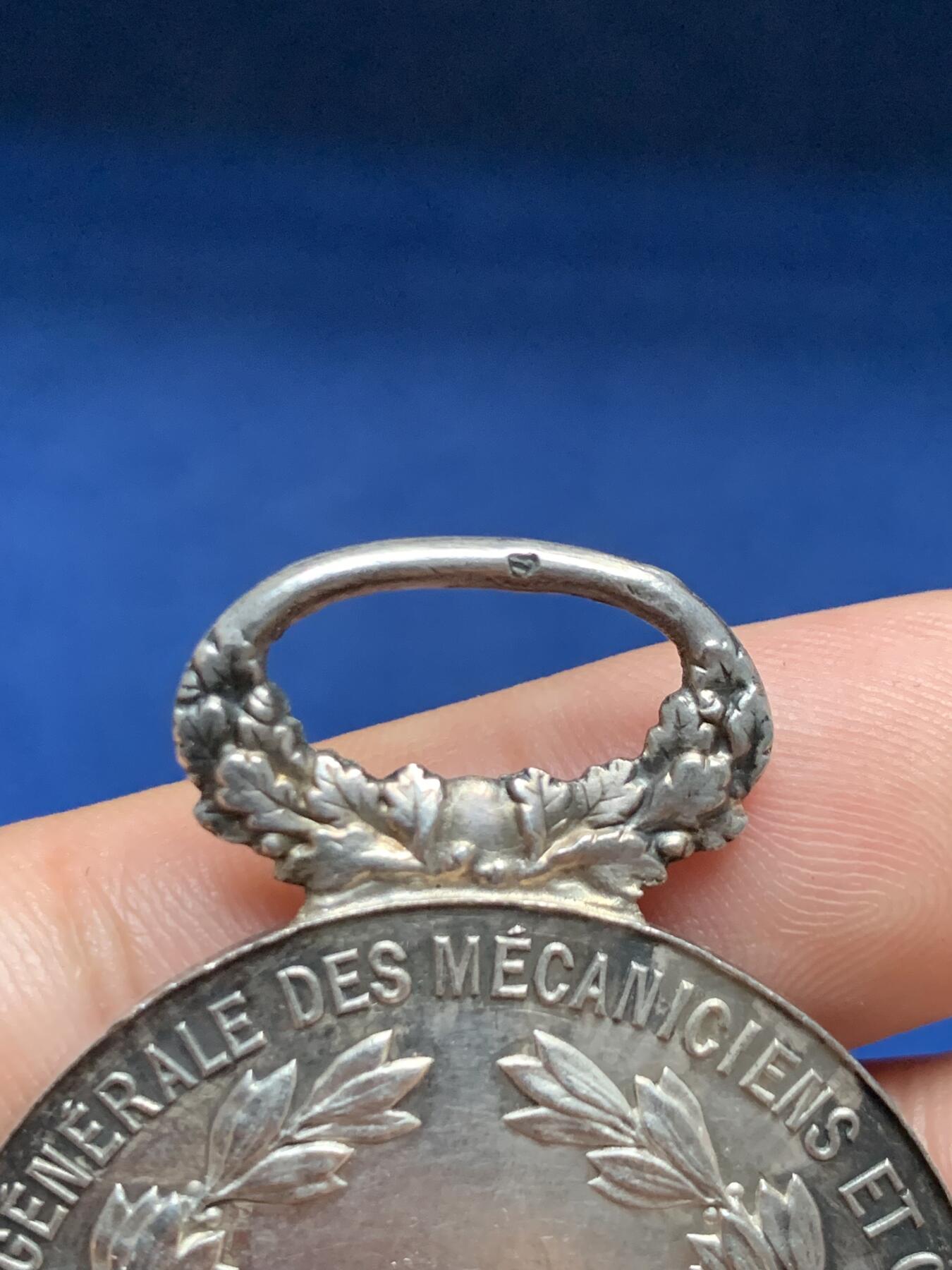 《竞宝斋》第408场 周日，周一，2场连拍 （全场包邮） 1901年法属阿尔及利亚机械师和驾驶员总联合会银章 带环重约24.4克 40.4*53.5mm