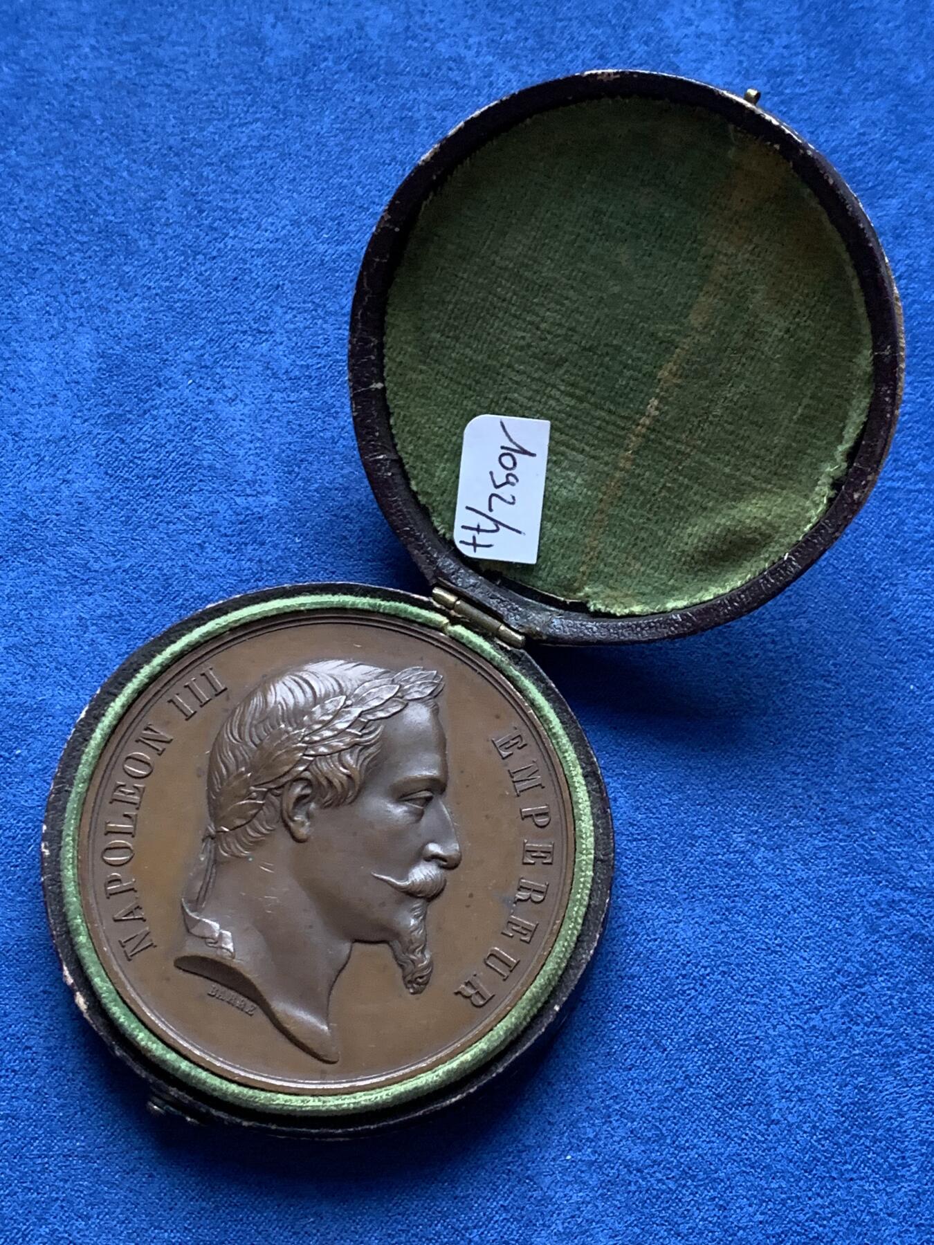 《竞宝斋》第408场 周日，周一，2场连拍 （全场包邮） 1862年拿破仑三世初等教育大铜章 带盒 蜜蜂铜标 116.1克 59.5mm