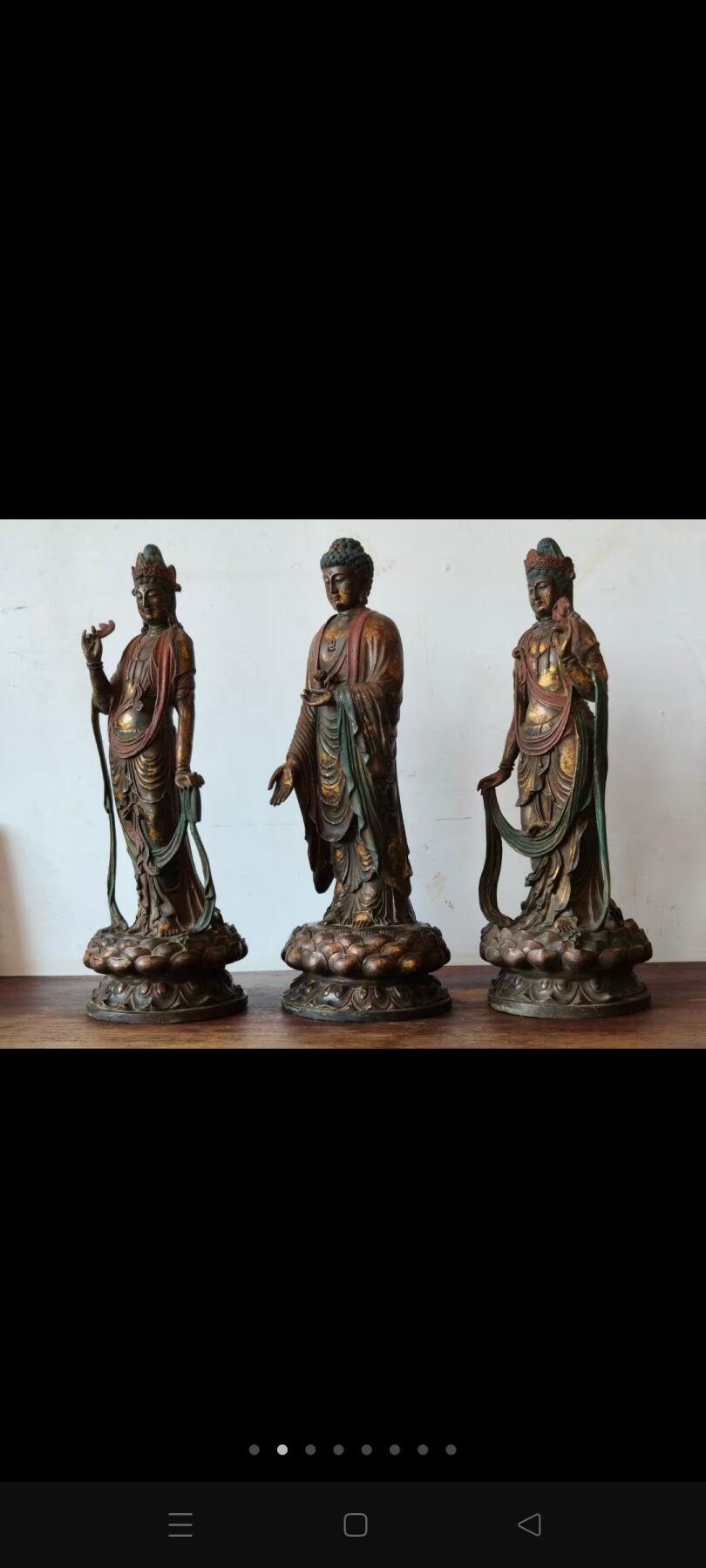 清代，铜鎏金三圣佛，三尊古朴佛像，开脸慈祥，身姿优雅，衣袂飘拂，金身虽历经岁月，仍散发着宁静祥和的气息，仿佛在传递着佛法的慈悲与智慧。遇有缘人。高46cm 宽16cm